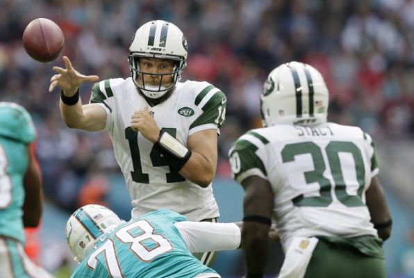 New York Jets Ryan Fitzpatrick left plays