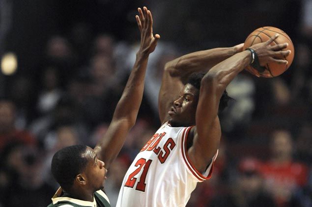 No rose No Gasol but Butler and Mc Dermott make Fred Hoiberg a winner in debut as Bulls beat Bucks