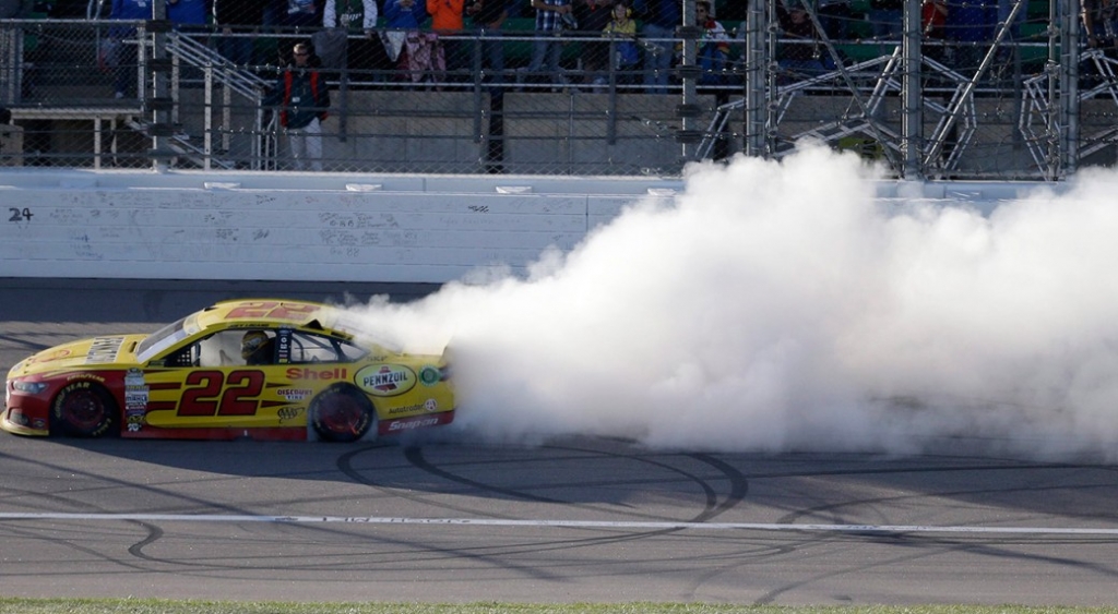 Logano spins out Kenseth late, wins at Kansas Speedway