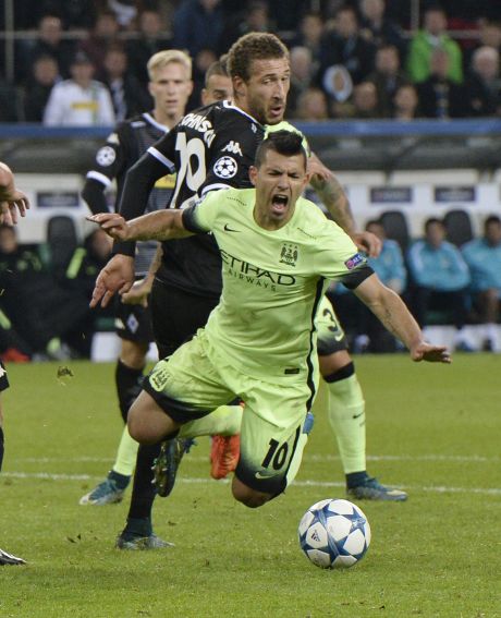 Manchester City's Sergio Agüero is fouled for a penalty during the Champions League group D soccer match between Borussia Moenchengladbach and Manchester City in Moenchengladbach Germany Wednesday Sept. 30 2015