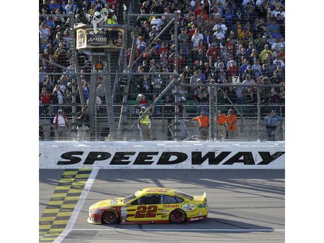 Joey Logano spins out Matt Kenseth in final laps earns second straight Chase win at Kansas