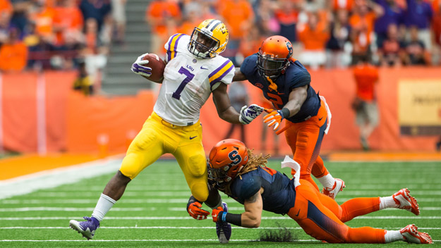 Leonard Fournette #7 of the LSU Tigers breaks a tackle during the first half against the Syracuse Orange