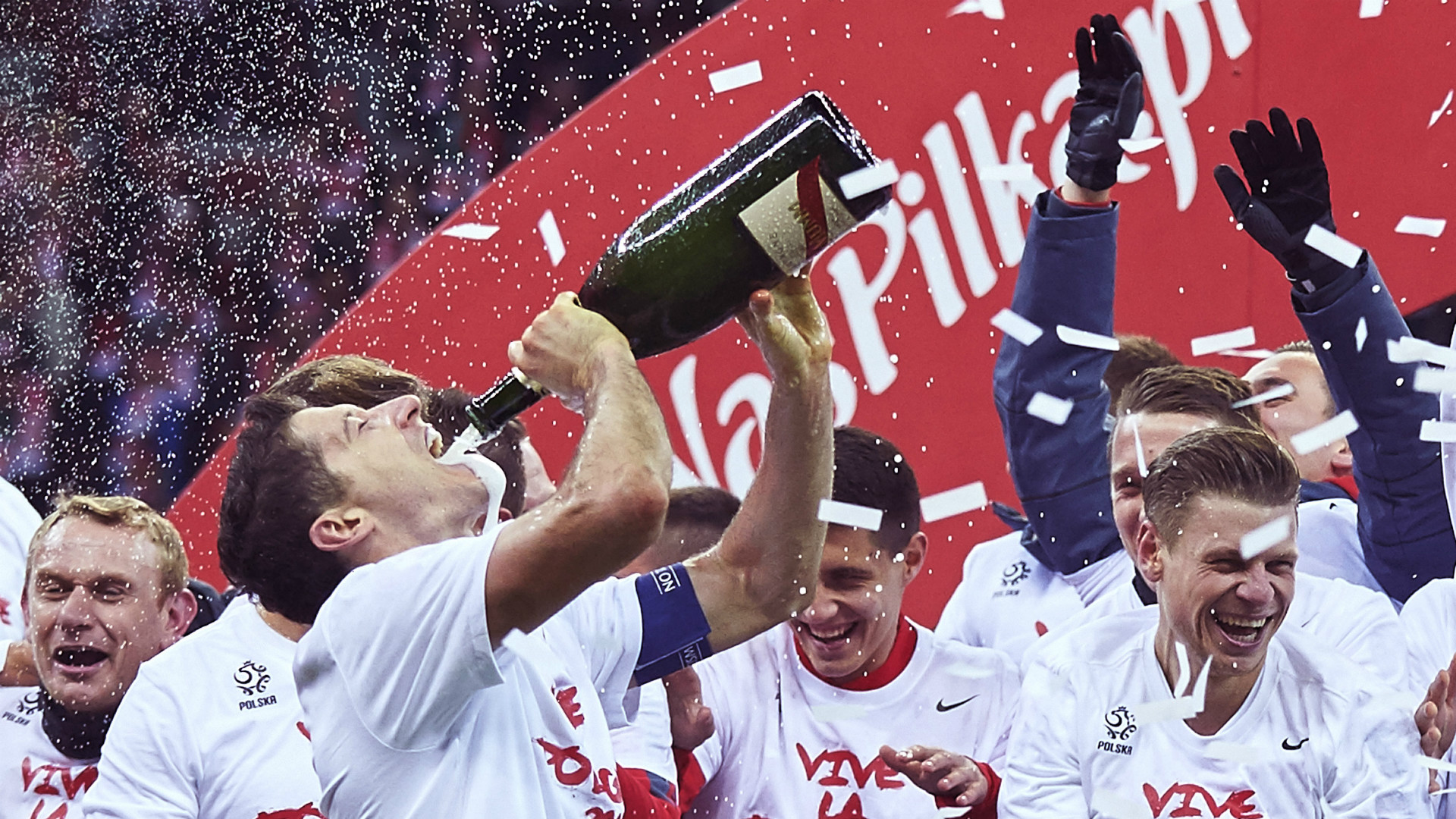 Robert Lewandowski celebrates Poland's Euro 2016 qualification