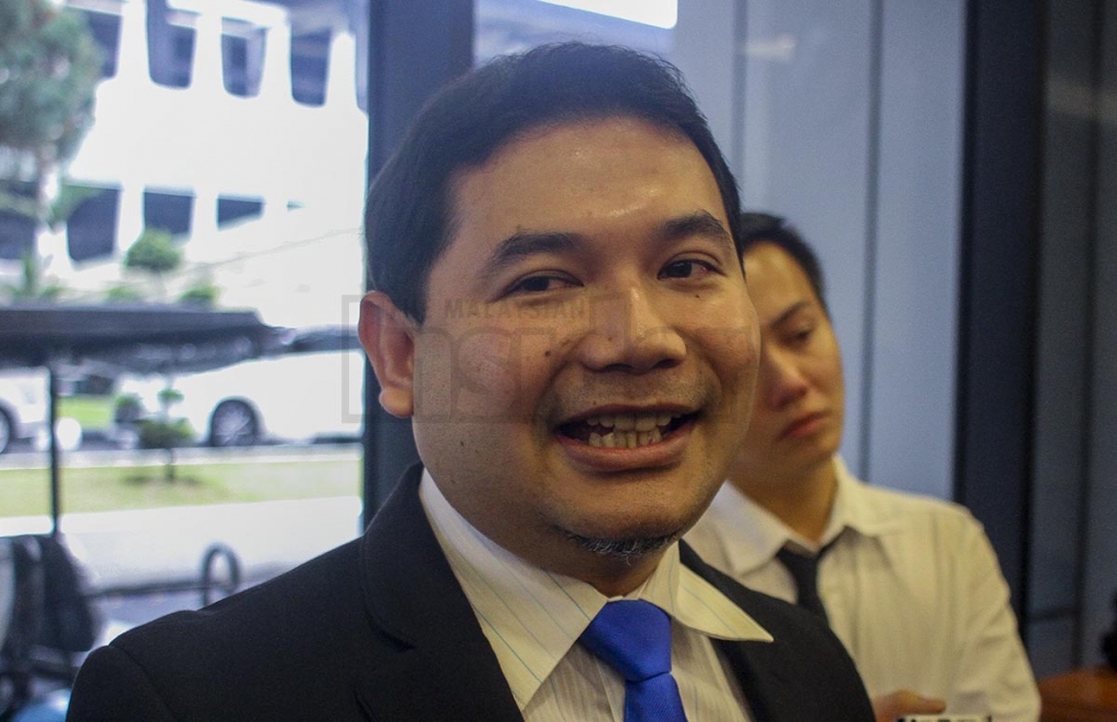 Pandan MP Rafizi Ramli believes the country’s economy will suffer without proper leadership in a reaction to Budget 2016. – The Malaysian Insider file pic