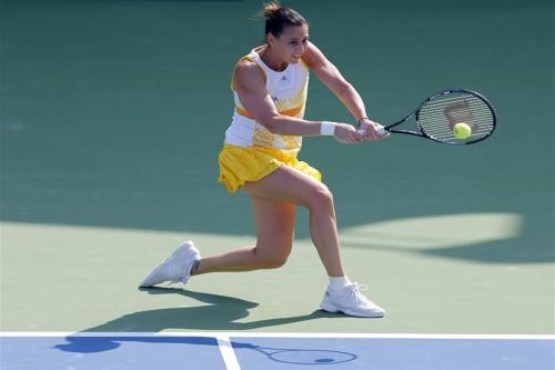 Pennetta downs Radwanska in Singapore