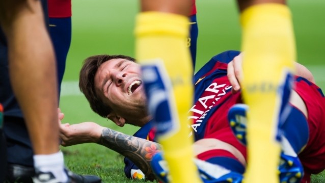 Barcelona's Messi tears knee ligament, out 7-8 weeks