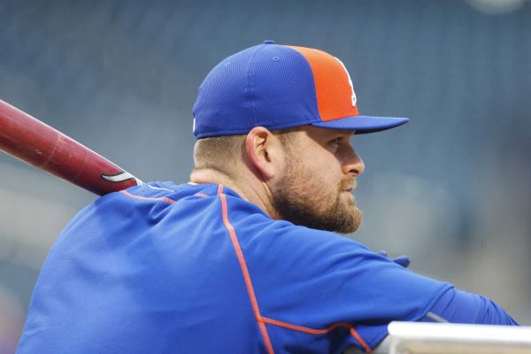 New York Mets first baseman Lucas Duda looks