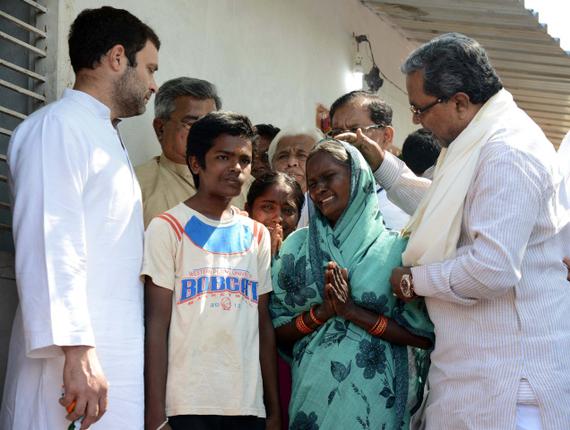 Congress vice-president Rahul Gandhi and Chief Minister Siddaramaiah with the family of farmer Ashok Madiwalar who committed suicide at Maidur village in Haveri district on Saturday