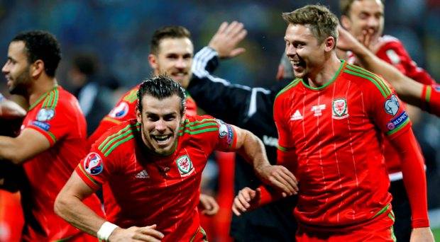 Wales&#039 Gareth Bale and teammates celebrate after they qualified for Euro 2016 following their qualifying soccer match against Bosnia in Zenica