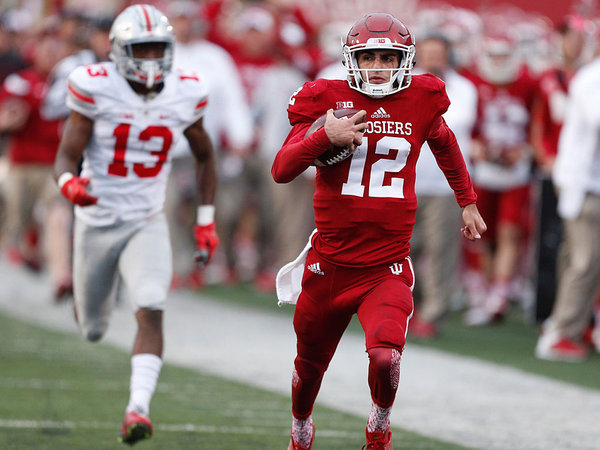 Indiana Hoosiers quarterback Zander Diamont scores a touchdown as he outruns Ohio State Buckeyes cornerback Eli Apple at Memorial Stadium. Ohio State defeats Indiana 34-27