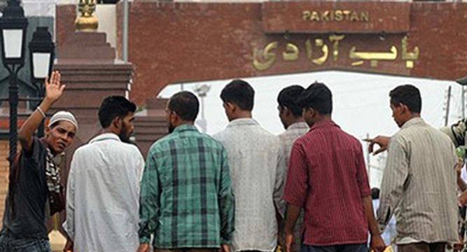 Indian passengers of Samjhauta Exp cross Wagah border on foot