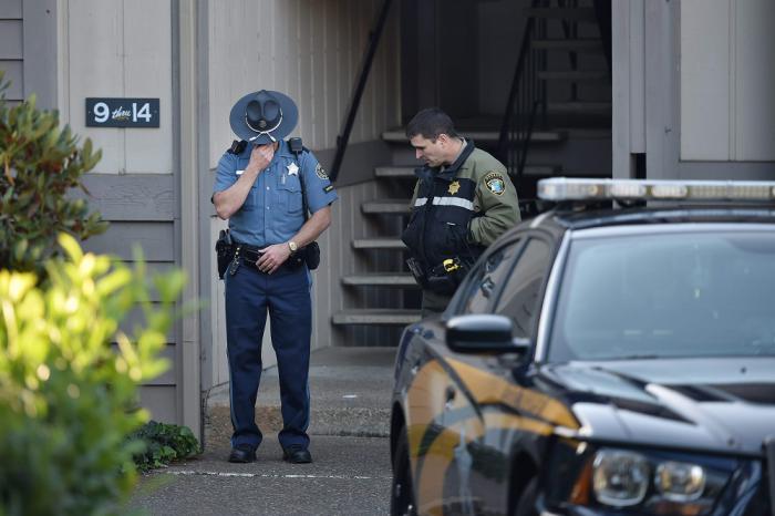 Oregon gunman killed self after police shot him: Police