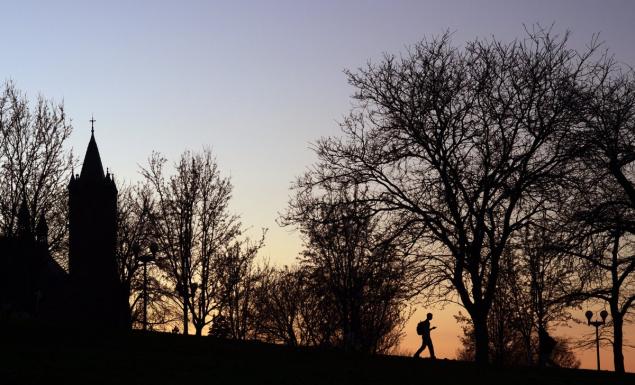 “Orange Alert SPD investigating crime off campus shelter in place. Remain indoors don’t let anyone in stay out of Oakwood Cemetery,” a message sent to university students read