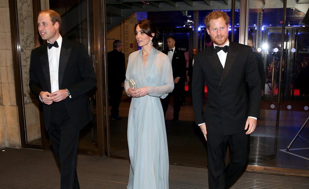 Kate sparkles in blue at Bond premiere