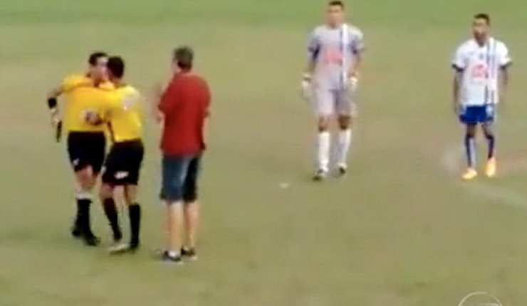 Brazilian referee pulls a gun on players