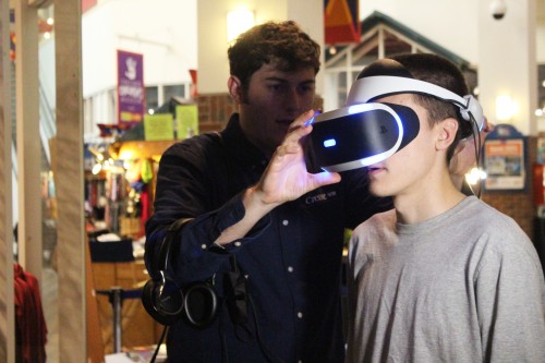 DePaulia writer Matt Koske takes part in the virtual reality experience offered at the screening of “The Walk.” The film stars Joseph Gordon Levitt as Philippe Petit a French wire walker who walked between the Twin Towers of the World Trade Center