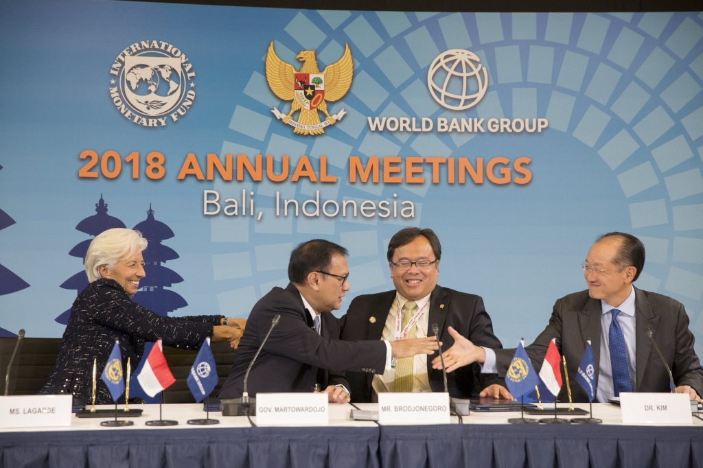 International Monetary Fund Managing Director Christine Lagarde, World Bank President Jim Yong Kim, Bank Indonesia Governor Agus D.W. Martowardojo and Indonesia's Finance Minister Bambang Brodjonegoro sign the