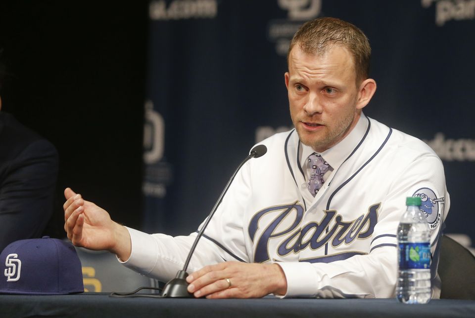 Padres hire Arizona third base coach Andy Green as manager