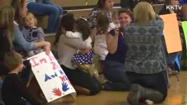 See Little Girl Run to Hug Soldier Dad in Middle of Homecoming Ceremony                      WEWS