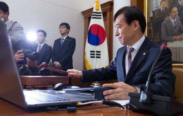 Lee Ju-yeol governor of the Bank of Korea presides over a monetary policy committee on Oct. 15 where he decided to freeze the base interest rate at the current level of 1.5 percent