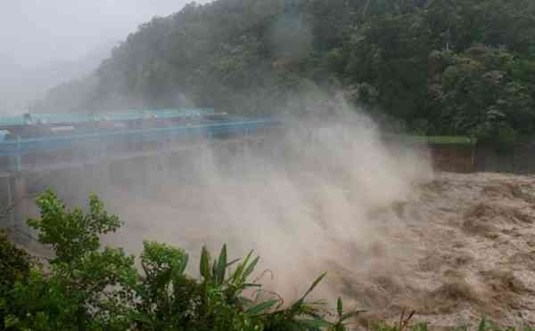 Typhoon Dujuan has struck the coast of South Eastern China a day after killing at least two in Taiwan