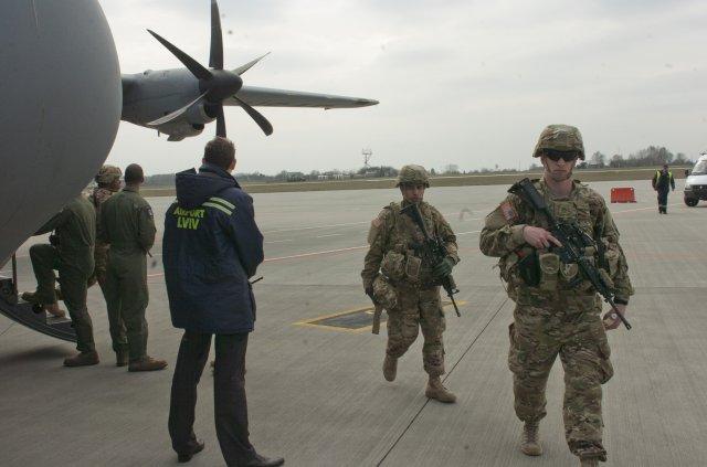 US 173rd Airborne soldiers arrive in Lviv to train the Ukrainian National Guard