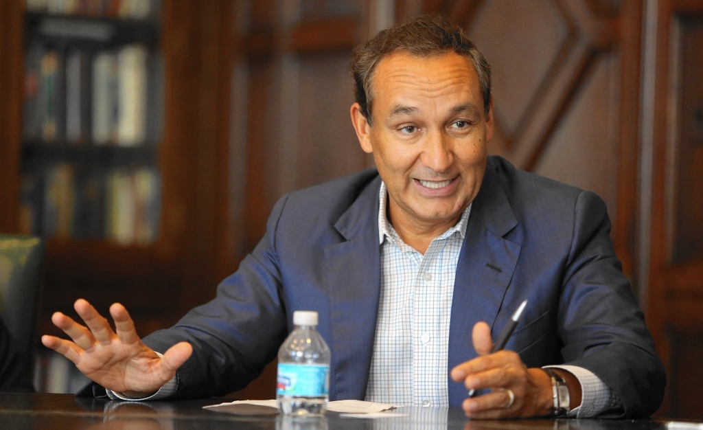 United Continental (UAL) Stock Down, CEO Oscar Munoz Suffered Heart Attack