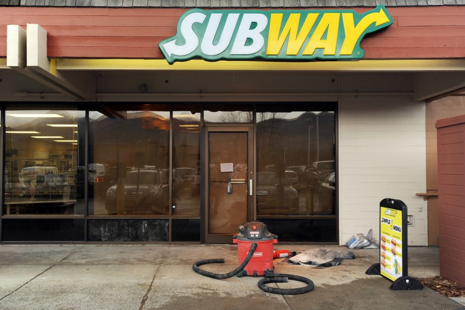 Naked woman destroys Anchorage Subway restaurant