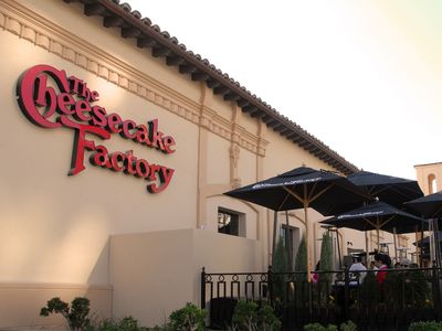 Cheesecake Factory sinks on weak quarterly revenue