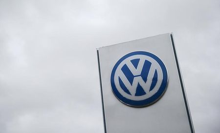 UK-VOLKSWAGEN-EMISSIONS-BRITAIN-GERMANY:VW says software in larger diesel models not seen as problematic by Germany