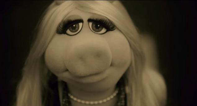 Miss Piggy performs Adele's smash hit song'Hello in this promo for The Muppets from the American Music Awards