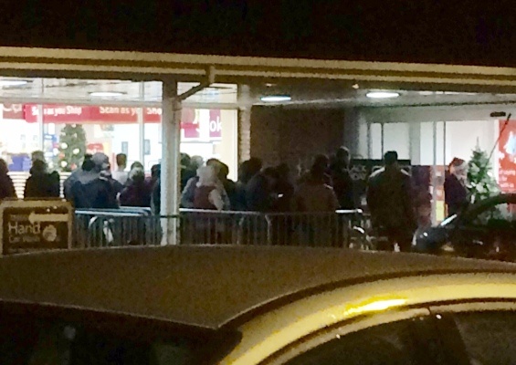 ABOVE Queues outside Tesco in Dunstable at 5 o'clock on Friday morning