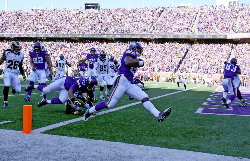 Adrian Peterson scores a touchdown