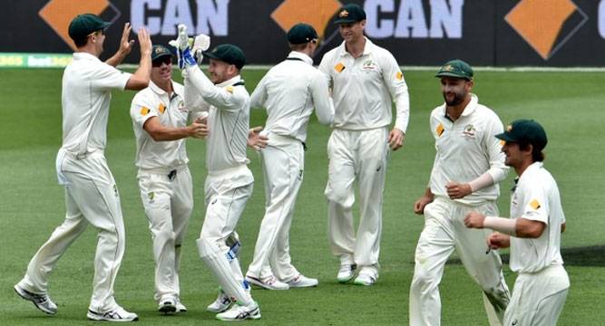 Umpire controversy as Aussies crush Kiwis