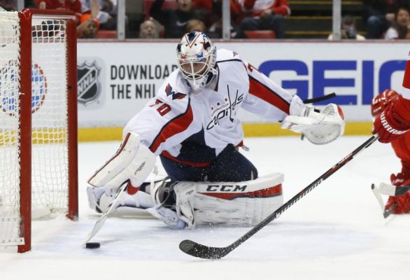 Washington Capitals goalie Braden Holtby stops