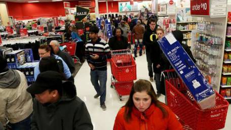 Shoppers head to stores on Thanksgiving evening