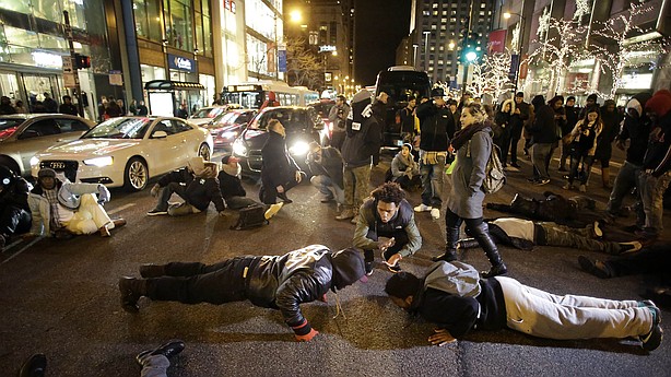 Chicago Protesters Block High-End Stores, Demanding Inquiry Into Shooting