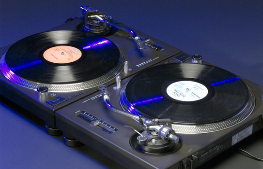 There are several great Cyber Monday turntable deals that shoppers will be able to take advantage of during the Cyber Monday sale for 2015. Whether you have an aspiring DJ or someone who likes listening to vinyl records Cyber Monday deals are great