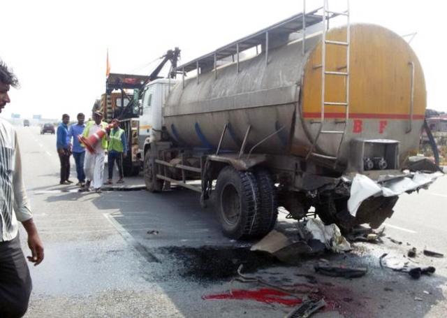 Car-rammed-into-a-Milk-tanker-killing-three-people