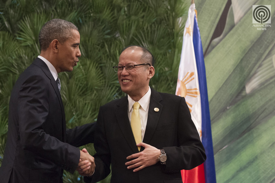 President Aquino and US President Barack Obama shake hands prior to the start of the Asia Pacific Economic Cooperation economic leaders meeting in Manila on Wednesday. US President Barack Obama offered the Philippines a warship as part of