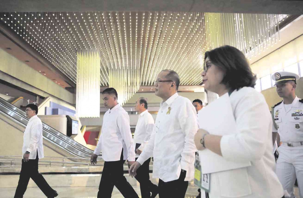 DOUBLE-CHECKING Not leaving anything to chance President Aquino conducts an inspection of the PICC among 4 other venues of theAsia-Pacific Economic Cooperation to ensure a seamless flow of events for the economic leaders’ meeting nextweek. Cabine