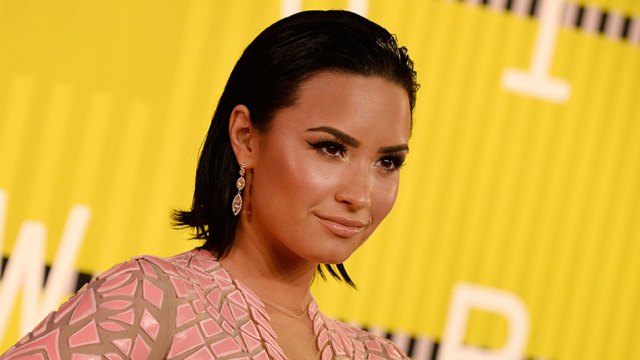 Demi Lovato covers Adele's 'Hello' in concert (Video)