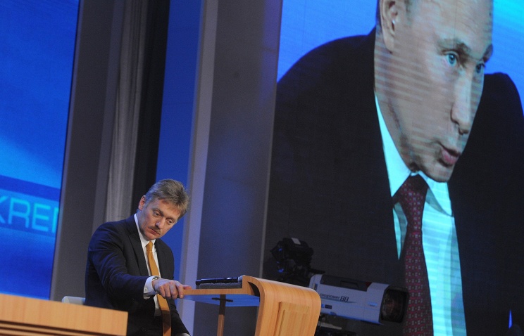 Dmitry Peskov during Vladimir Putin's press conference in 2012