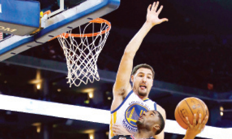 E’Twaun Moore of the Chicago Bulls goes up for a shot against Klay Thompson of the Golden State Warriors at ORACLE Arena in Oakland Friday. — AFP