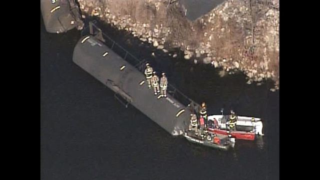 Tanker train derails near Alma, Wis. on the Mississippi River