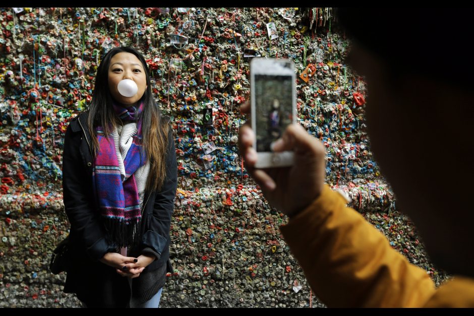 Crews get to work cleaning Seattle's iconic 'gum wall'