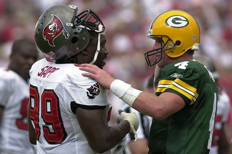 Lambeau serves turducken sandwich during Thanksgiving game