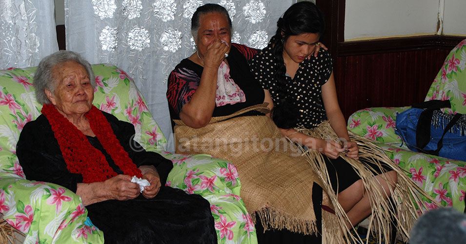 Fine Lomu with her daughter Mele Tu’itupou and ‘Ailine remember their relative Jonah Lomu today. Longolongo 20 November 2015