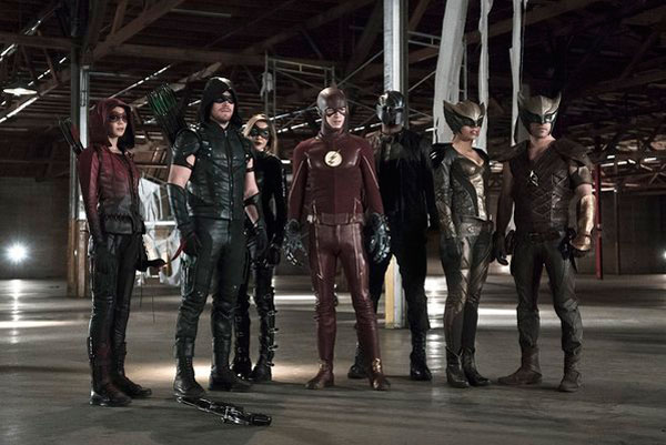 First Arrow and The Flash Crossover Photo Shows Oliver and Barry With Hawkgirl