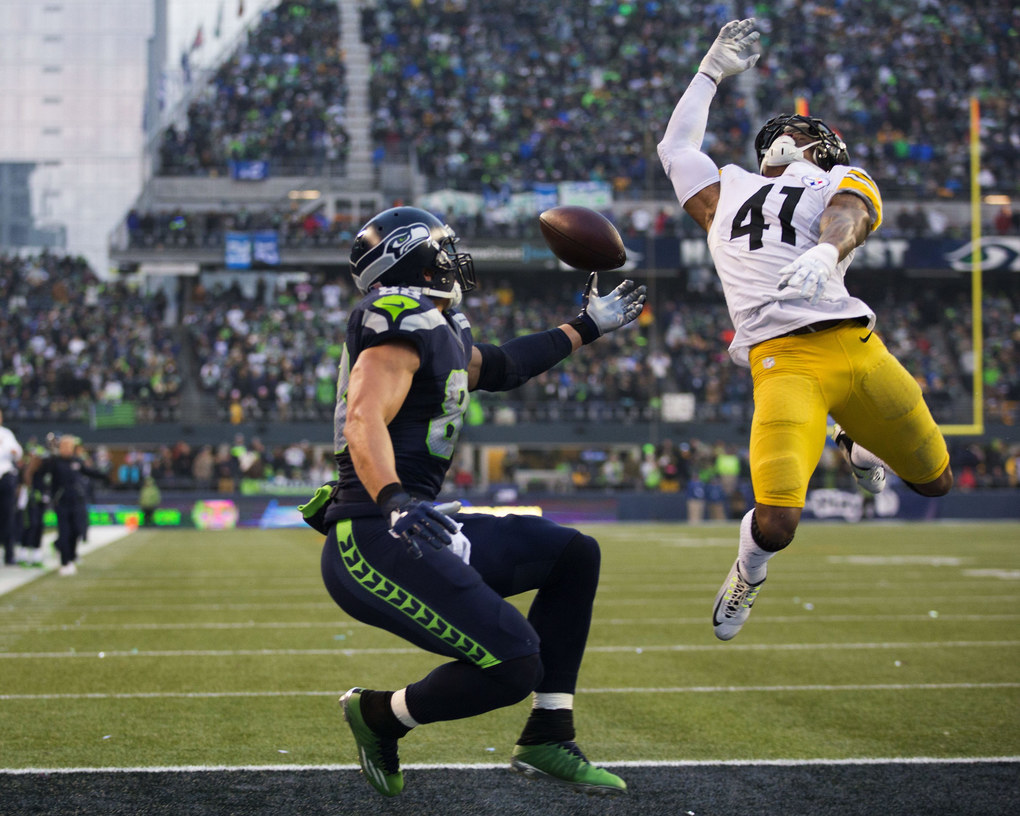 Seahawks tight end Jimmy Graham injures his right leg on a pass play in the fourth quarter at Century Link Field Sunday Nov. 29 2015